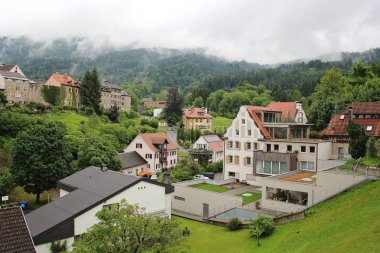 Güzel manzarasına dağlar ve tarihi kent, Bregenz, Avusturya