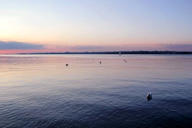 Konstanz Gölü güzel pembe günbatımı