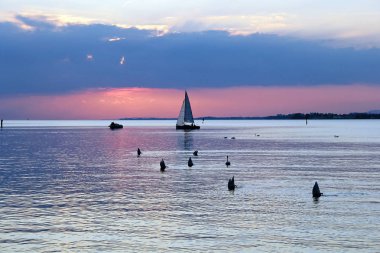 Güzel gün batımı Konstanz Gölü tekne ve kuğular yansıtan