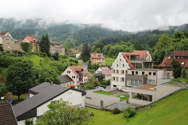 Güzel manzarasına dağlar ve tarihi kent, Bregenz, Avusturya