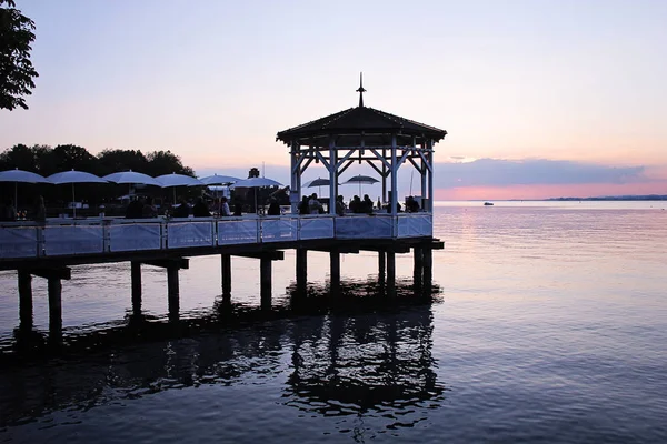 Pembe ve mavi günbatımında Gazebo Pavilion ile yaz amaizing