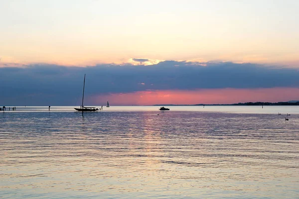 Yelkenli tekne ile gölde güzel pembe günbatımı
