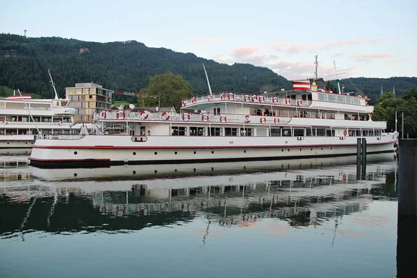 Mooi Schip Groen Water — Stockfoto