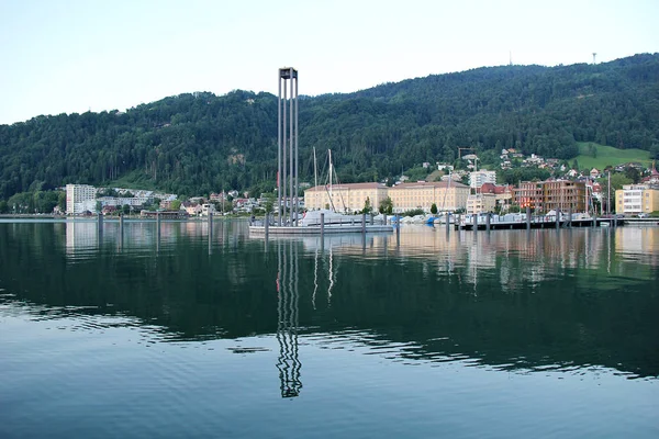 Bregenz, Avusturya suya yansıtan içinde port limanında