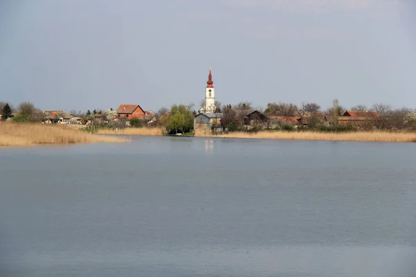 湖与村庄和教堂塔 — 图库照片