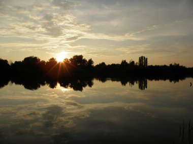 günbatımı gökyüzü ve göl 