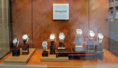 Vaduz, Lihtenştayn - 06 08 2016: audemars piguet royal oak İzle lüks mağaza Vitrini