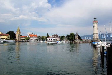 Lindau bağlantı noktası ile deniz feneri ve gemi, Bodensee, Almanya
