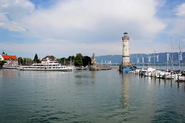 Lindau bağlantı noktası ile deniz feneri ve gemi, Bodensee, Almanya