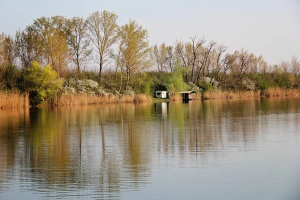 Lake House Autumn Reflecting Tranquil River — Stock Photo, Image