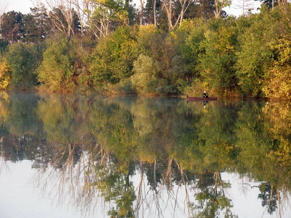Łodzi River Jesienią Kolorowe Drzewa — Zdjęcie stockowe