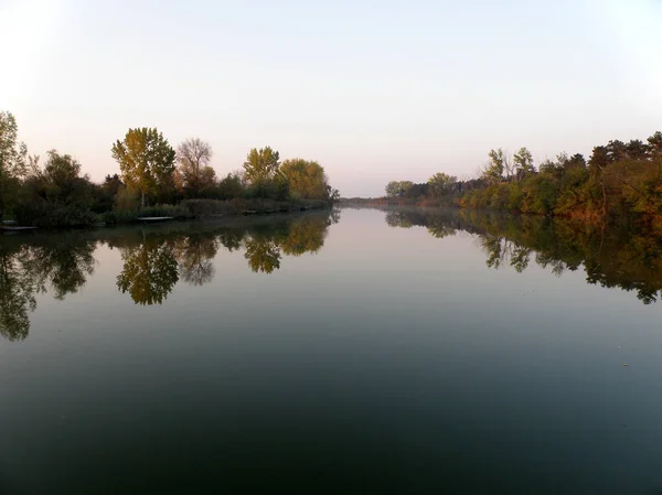 Sakin Nehirde Yansıtan Sonbahar Renkli Ağaçlar — Stok fotoğraf