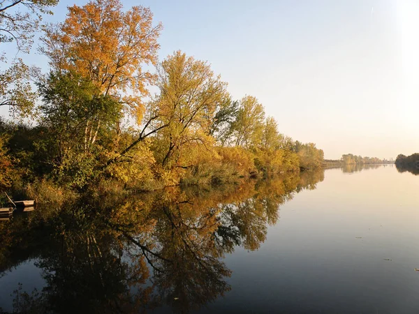 Jesienią Kolorowe Drzewa Odzwierciedlające Spokojnej Rzeki — Zdjęcie stockowe