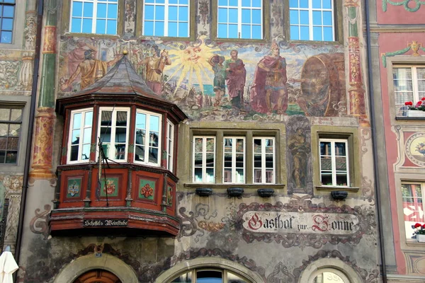 美丽的窗口和壁画在中世纪斯坦是大黄酸 — 图库照片