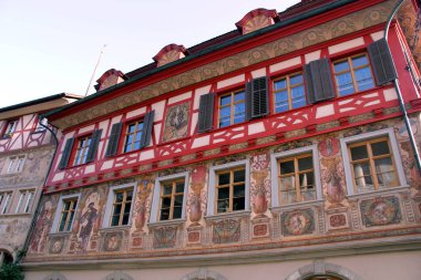 Güzel pencere ve fresk Ortaçağ Stein am Rhein