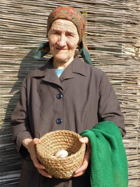 Yumurta onun elinde tutan Doğu Avrupa üst düzey çiftçi kadın