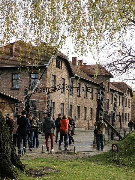 Turisté Fotografovat Koncentračním Táboře Auschwitz Bránou Arbeit Macht Frei Vstupní — Stock fotografie