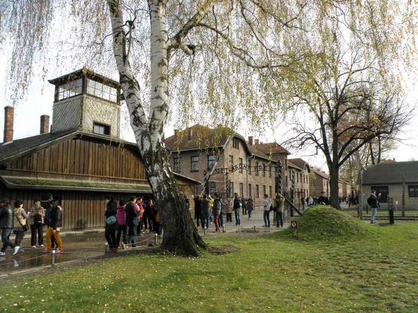 Osvětim Polsko Listopad 2013 Turisté Fotografovat Koncentračním Táboře Auschwitz Bránou — Stock fotografie