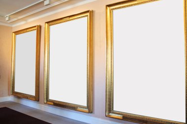 Üç büyük perspektif resim çerçevelerine Sanat Müzesi Galerisi Sergi. Boş beyaz izole kırpma yolu.