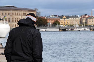 Stockholm'de ayakta adam