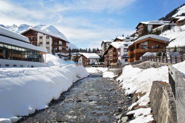 Lech am Arlberg Köyü ve nehir kış