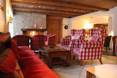 Lech, Avusturya - 03 18 2018: Cosy dağ evi iç koltuklar ve şömine ile birlikte