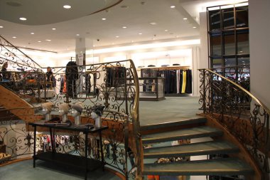 Lech, Avusturya - 04 15 2018: Moda butik dükkan iç şapkalı