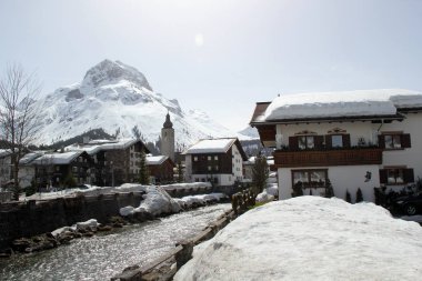 Nehirde Lech am Arlberg kışın