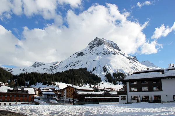 Χωριό Του Λεχ Μια Αυστριακή Χιονοδρομικό Κέντρο Μπλε Ουρανό Και — Φωτογραφία Αρχείου
