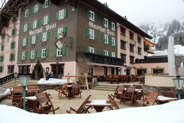 Lech, Avusturya - 03 18 2018: Lech köyü Avusturya Alpleri'nde açık otel restoranında büyüleyici