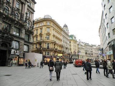 Vienna, Avusturya - 12 10 2011: Viyana Caddesi Noel Kış saati