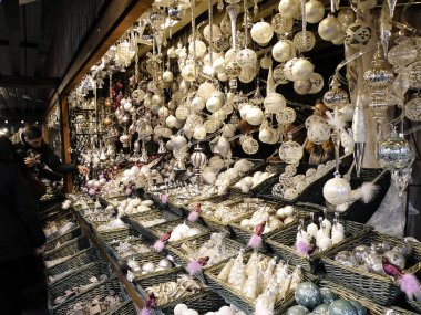 Gümüş, beyaz ve pembe Noel Pazar fuarda süsler.