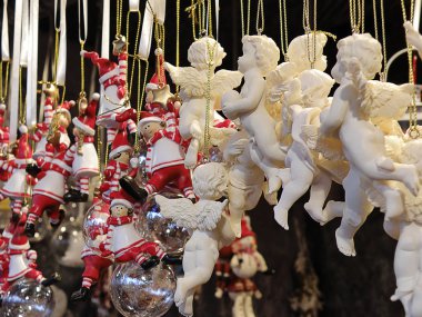 Kırmızı ile beyaz Noel meleği süsler 