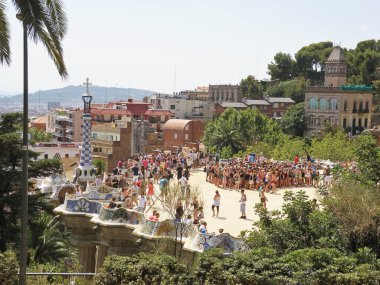 Barselona, İspanya - 14 Ağustos 2012: Barcelona, İspanya 'daki Park Guell' de Turist Kalabalığı