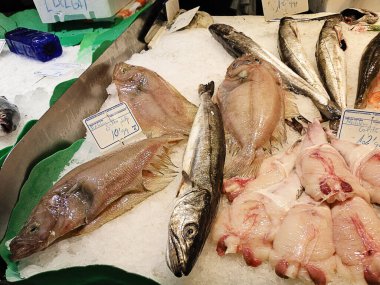 Barselona, İspanya - 14 Ağustos 2012: İspanya 'nın Barcelona kentindeki Market la Boqueria' da deniz ürünleri ve deniz ürünleri