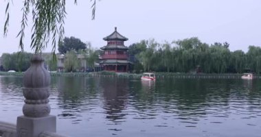 Shichahai, bulunduğu işte Pekin, Çin'in merkezinde. Kraliyet ailesi oynamak için kullanıldığı yer şimdi bir turistik yer. Video yaz aylarında alınır.