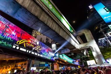 Bangkok/Tayland - 1 Ocak 2015: yeni yıl havai fişek Phloen Chit Road, Bangkok yeni yılda habercisi.