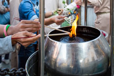 Bangkok/Tayland - 2 Ocak 2015: Grand Palace'ın içinde, Bangkok, Taylandlı turistler kazandan hafif tütsü çubukları.
