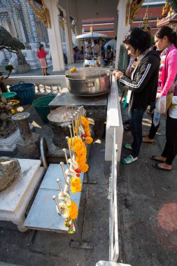 Bangkok/Tayland - 2 Ocak 2015: gerekçesiyle Grand Palace Bangkok, Tayland içinde Ocak güneşli bir. Ziyaret edenler dua sırayla.
