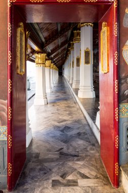 Bangkok/Tayland - 2 Ocak 2015: gerekçesiyle Grand Palace Bangkok, Tayland içinde Ocak güneşli bir. Uzun bir geçit.