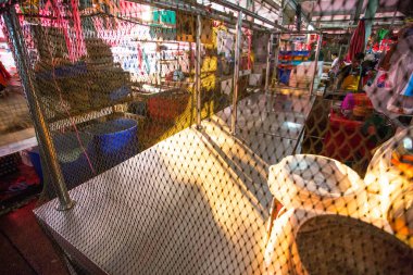 Bangkok/Tayland - 4 Ocak 2015: Bangkok Tayland'daki Khlong Toei Pazarı uzun bir günün sonunda boş.