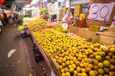 Bangkok/Tayland - 4 Ocak 2015: Khlong Toei Pazar Satılık meyve ile meşgul bir gün Bangkok Tayland.