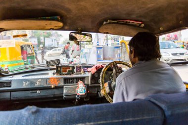 Kolkata/Hindistan - 8 Ocak 2015: birinin Kalküta'nın ünlü Büyükelçisi kabinler sıcak bir Ocak gününde içinde.