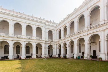 Kolkata/Hindistan - 8 Ocak 2015: güneşli bir Ocak gün oturur Kalküta, koloni tarzı beyaz Hint müzede Tarih.