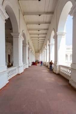 Kolkata/Hindistan - 8 Ocak 2015: güneşli bir Ocak gün oturur Kalküta, koloni tarzı beyaz Hint müzede Tarih.