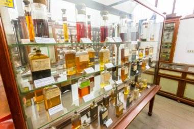 Kalküta/Hindistan - 8 Ocak 2015: Hindistan Müzesi, Kalküta'da sergilenen cam dolaptaki kimyasal şişeler.