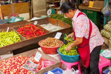 Bangkok/Tayland - 4 Ocak 2015: Khlong Toei piyasa ahır sahipleri onların gıdalar hazırlanıyor meşgul bir gün Bangkok Tayland.