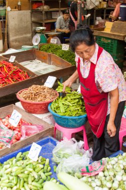 Bangkok/Tayland - 4 Ocak 2015: Khlong Toei piyasa ahır sahipleri onların gıdalar hazırlanıyor meşgul bir gün Bangkok Tayland.