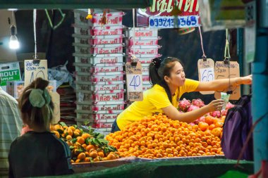 Bangkok/Tayland - 4 Ocak 2015: Khlong Toei piyasa ahır sahipleri onların gıdalar hazırlanıyor meşgul bir gün Bangkok Tayland.