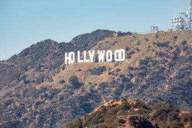 Los Angeles, Kaliforniya/Amerika Birleşik Devletleri - 3 Ekim 2015: California puslu bir öğleden sonra güneş ikonik Hollywood yazısını oturur.